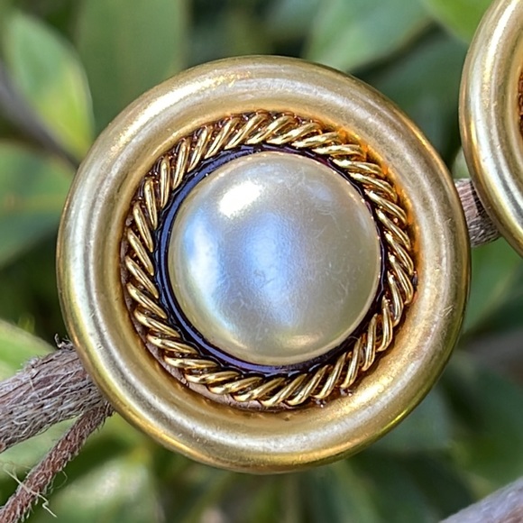 Vintage Patti Horn Large Goldtone Pearl Round Button Clip on Earrings - Picture 3 of 5